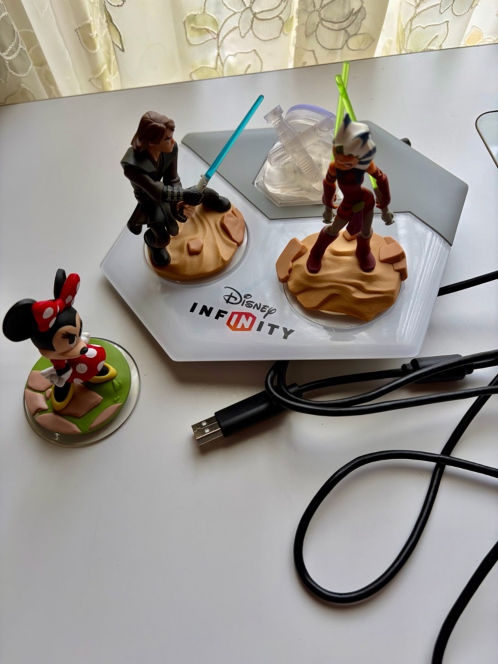 Disney Figure Set with Red Minnie, Brown Anakin, Orange Ahsoka